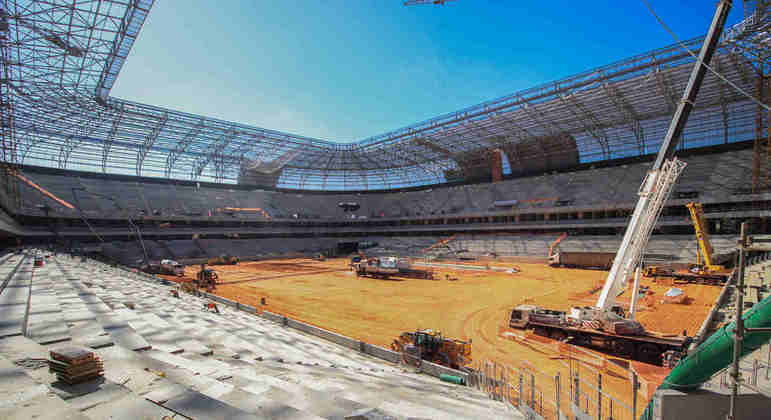 As arquibancadas laterais estão a 8,5m de distância da linha lateral do campo.