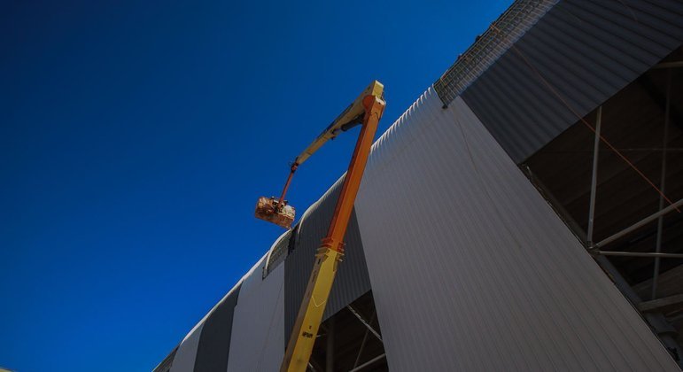 Guindaste fazendo a instalação das telhas laterais da Aerna MRV.