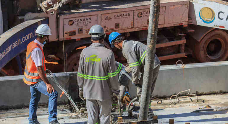 Funcionários empenhados na construção da Arena MRV.