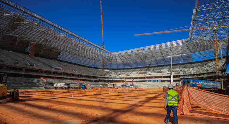 O plantio do gramado é um dos últimos passos da construção da Arena.