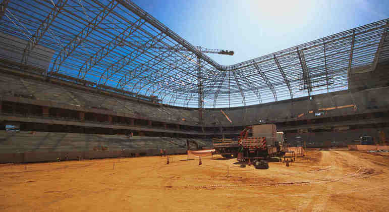 Caminhões ainda trabalham no interior da Arena MRV.