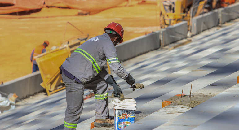 Homens trabalhando na construção da Arena MRV.