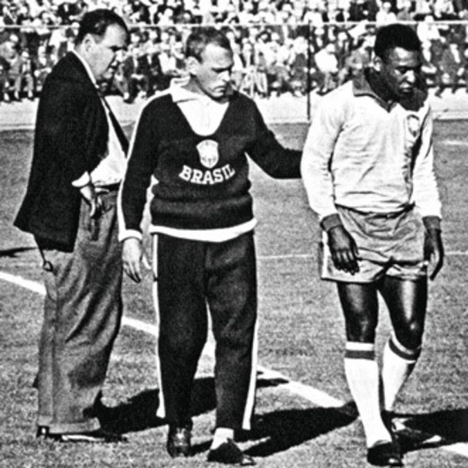 O Dr. Hilton Gosling, Aymoré Moreira e o lesionado Pelé