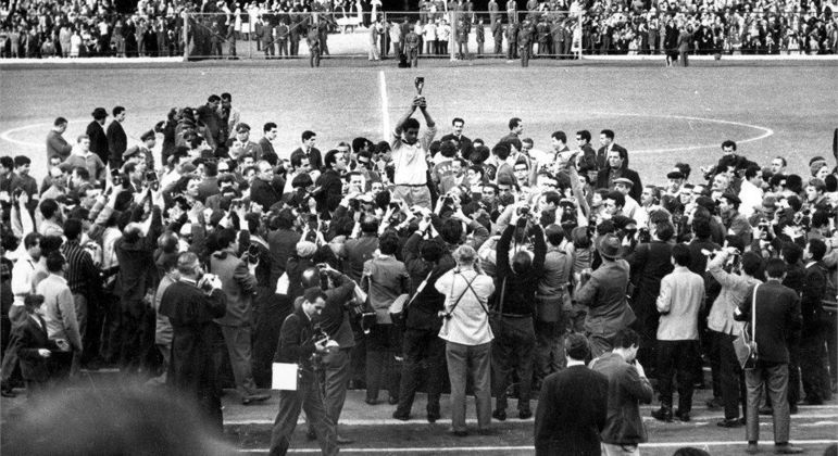 O capitão Mauro levanta a taça Jules Rimet