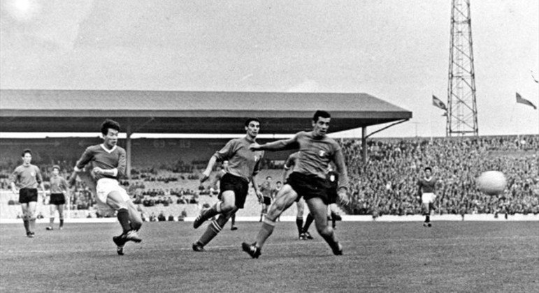 O momento do gol de Pak Doo-ik, da Coréia do Norte, contra a Itália