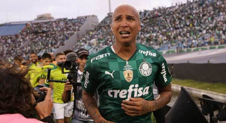 Neto conquistou mais títulos que Deyverson, mas o atacante palmeirense teve conquistar mais relevantes. O ídolo corinthiano levou os Campeonatos Paulistas 1987 e 1997, Campeonato Brasileiro 1990, Supercopa do Brasil 1991 e Campeonato Venezuelano 1999. Já o autor do gol que levou o Palmeiras à Glória Eterna conquistou o Campeonato Brasileiro 2018, Libertadores 2021, Recopa Sul-Americana 2022 e Paulista 2022.