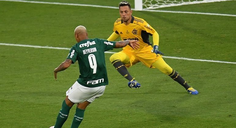 Ambos tiveram gols marcantes até aqui, porém o mais icônico foi marcado por Deyverson. Vestindo a camisa do Palmeiras, entrou na final da Libertadores 2021, contra o Flamengo, no Uruguai, quando o jogo estava 1 a 1, e marcou o gol do título já na prorrogação. 