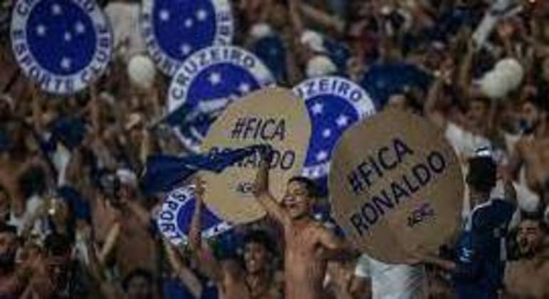 Torcida do Cruzeiro voltou para as arquibancadas. E implorando para Ronaldo seguir no clube