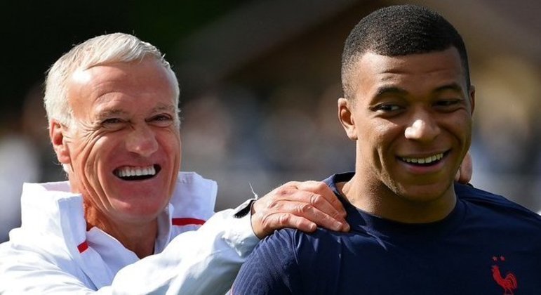 Didier Deschamps, treinador da França, e seu craque Mbappé, lesionado