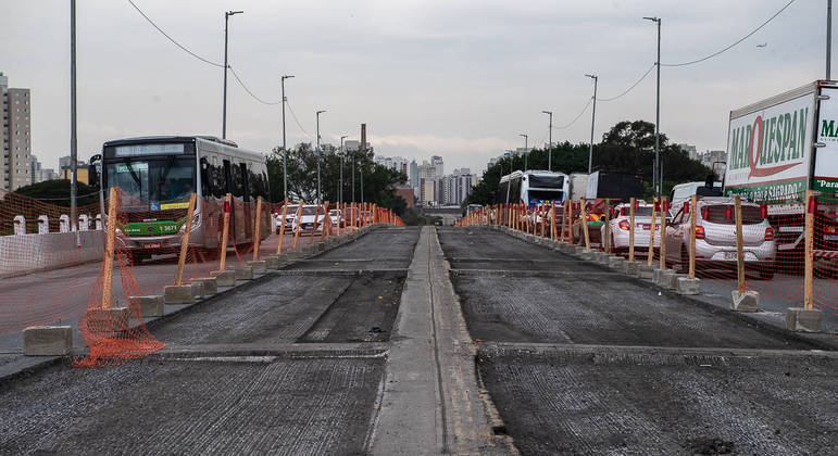 Pista da esquerda está interditada nos dois sentidos da ponte Freguesia do Ó para obras