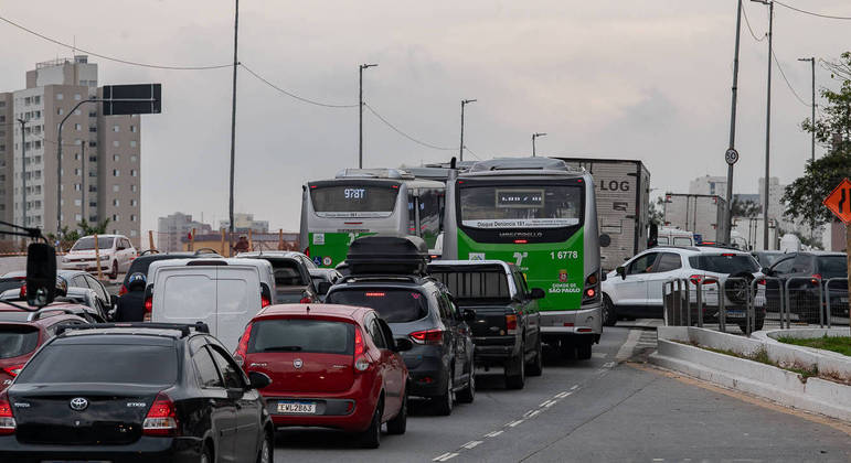 Por causa dos bloqueios, forma-se uma extensa fila de carros e ônibus no trecho