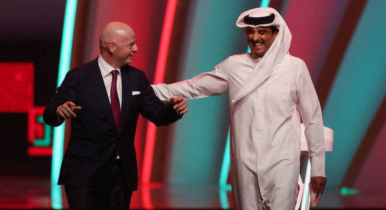 Gianni Infantino, o presidente da FIFA, e o monarca Tamin bin Hamad