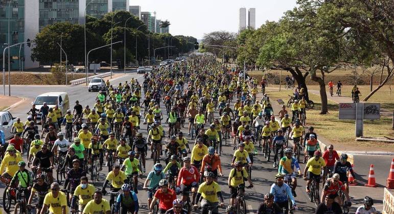 Edição do Bora de Bike deste ano reuniu cerca de 15 mil pessoas no Eixo Monumental 