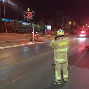 Bombeiros trabalham no reparo de equipamento