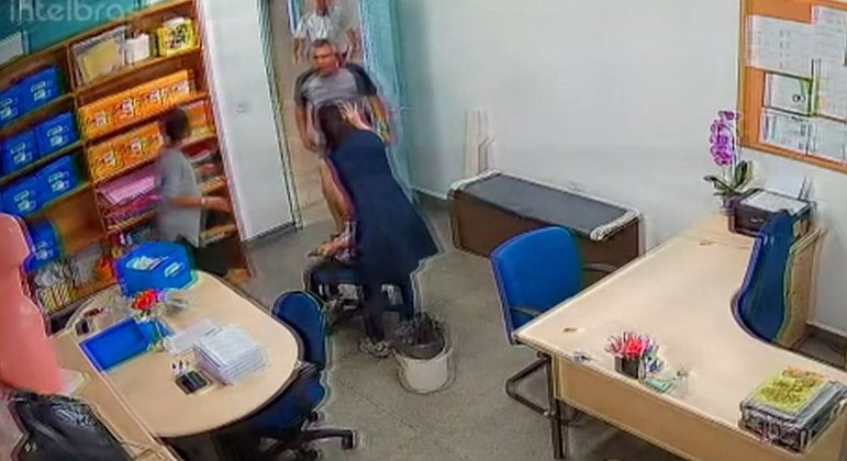 Momento em que pai chega na sala onde criança estava com funcionários da escola