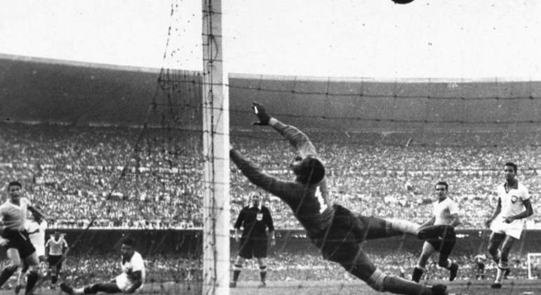 A favorita e cercada de expectativas Seleção Brasileira disputou a Copa do Mundo de 1950 em casa, porém foi derrotada na final para o Uruguai, episódio que ficou conhecido como Maracanaço. 