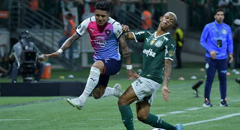 CERRO PORTEÑO: Sobe - A marcação individual do time paraguaio funcionou, ainda que tenha sofrido a derrota. O Palmeiras foi um pouco sufocado, principalmente no primeiro tempo, e não encontrou brechas rápidas e espaços cedidos. A equipe comandada por Arce parece ter executado com precisão o que foi treinado. // Desce - Samudio fez o gol contra que abriu o placar para os donos da casa. O atacante esteve um pouco perdido na maior parte do tempo e não soube como reverter o lance negativo. Além dele, o goleiro Jean foi muito mal e, não por acaso, foi vazado cinco vezes. 