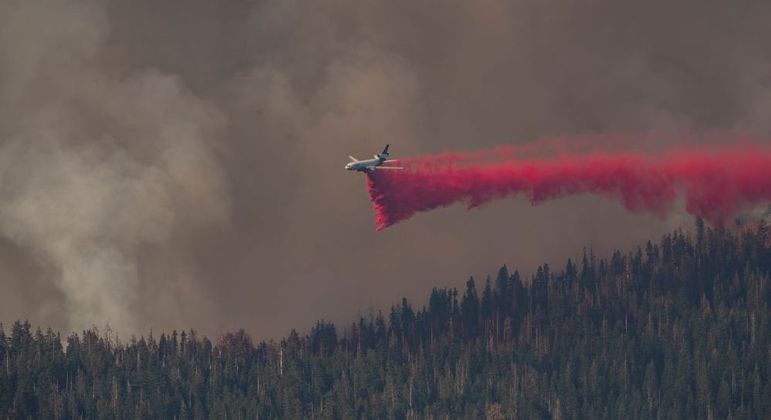 Avião também é utilizado para enfrentar as chamas no Yosemite