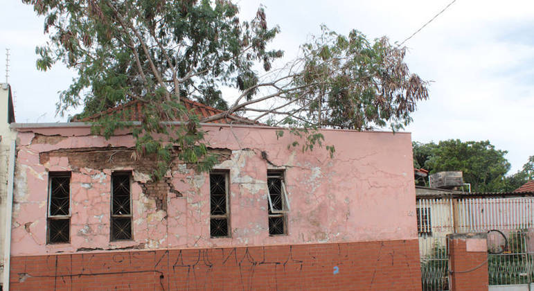 Moradora relata que várias bolas de crianças estão presas no telhado, mas pais não se atrevem a pegar (Foto: Luiz Alberto)