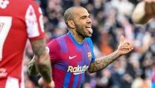 Titular de Tite, Daniel Alves não renovará contrato com o Barcelona