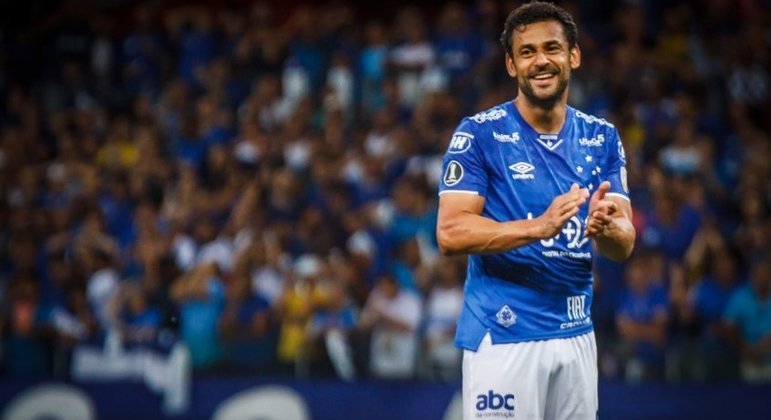 Após dois anos no Galo, Fred se tornou centro das atenções ao decidir retornar ao Cruzeiro. Se não bastasse a troca de clube para o maior rival, a transferência se tornou ainda mais polêmica e foi parar na Justiça por conta de uma cláusula no contrato que o atacante tinha com o Atlético-MG. Fred teve uma boa primeira temporada no Cruzeiro, mas depois participou do rebaixamento da equipe na temporada de 2019.