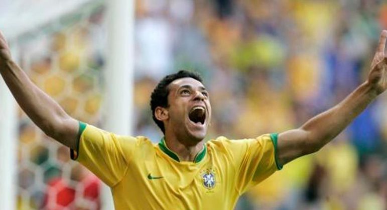 A boa fase no Lyon (FRA), naturalmente, repercutiu no Brasil. Assim, Fred foi convocado para vestir a Amarelinha pela primeira vez, na Copa de 2006. Na Alemanha, o jogador foi reserva de Adriano “Imperador” e estreou em grande estilo. No duelo contra a Austrália, o mineiro entrou e marcou o primeiro gol pela Seleção Brasileira. 