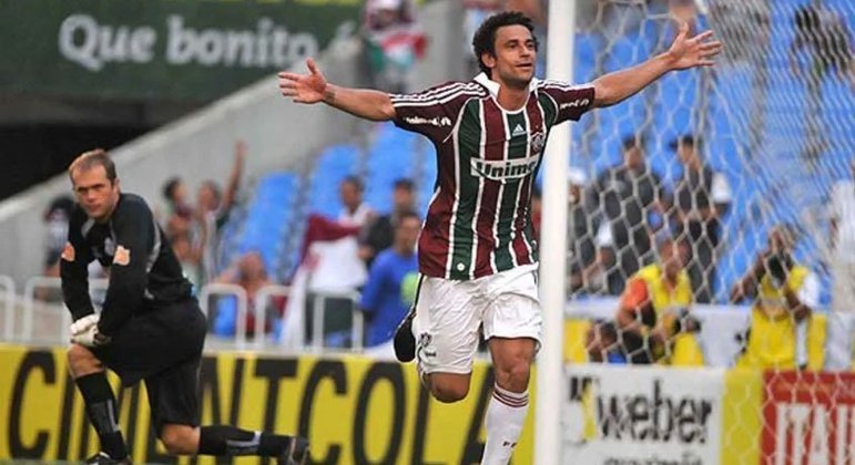 Após conquistar três títulos nacionais na França, Fred quis voltar ao Brasil. Em março de 2009, o centroavante assinou com o Fluminense e, como ele mesmo costuma dizer, encontrou “o amor de sua vida”. Antes da estreia, o pai do camisa 9 profetizou que ele marcaria dois gols. Dito e feito: o goleador estufou a rede duas vezes contra o Macaé, pelo Carioca.