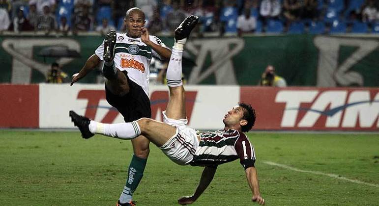 Em 2011, o camisa 9 decidiu colocar foco máximo na recuperação física. A dedicação surtiu efeito e Fred foi o artilheiro do estadual, com 10 gols. No Brasileirão, fez um golaço de bicicleta contra o Coritiba, o 200° de sua carreira. Pelo feito, ganhou uma placa de prata do Fluminense. Foi a primeira de muitas homenagens que viria a receber do clube. 