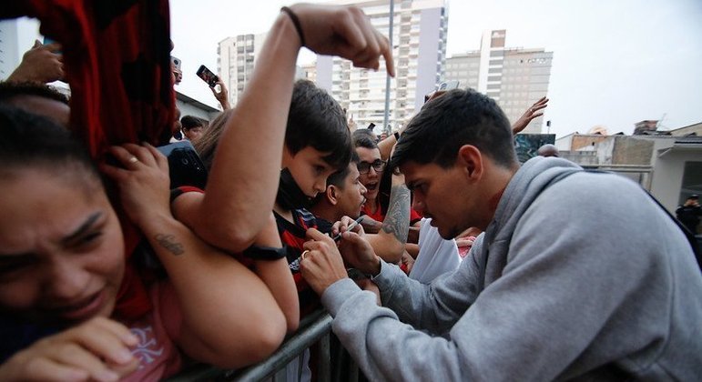 Ayrton Lucas, que deve ser titular contra o Avaí, deu autógrafos e tirou fotos.