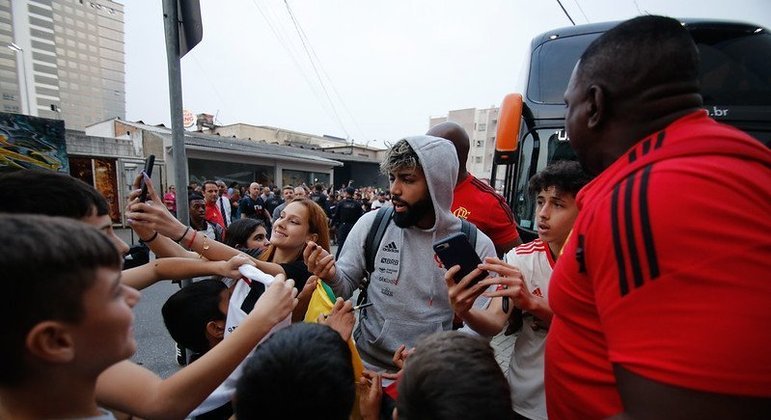 Sem dúvida, o mais festejado foi Gabigol. O ídolo rubro-negro deu atenção às crianças com autógrafos e fotos.