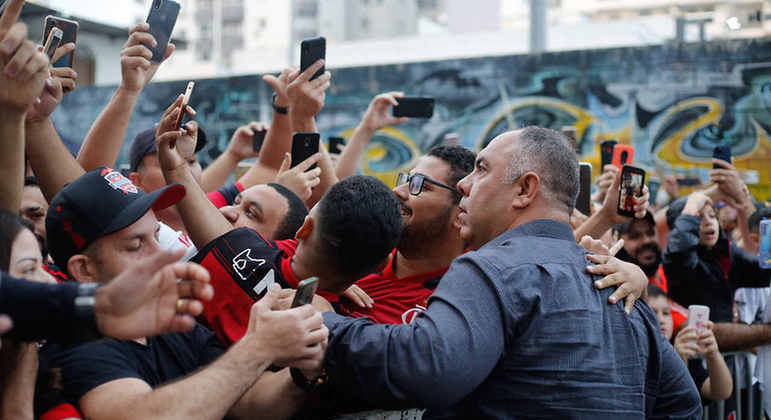 Até mesmo o vice-presidente de futebol, Marcos Braz, teve seu nome gritado e parou para atender os torcedores.