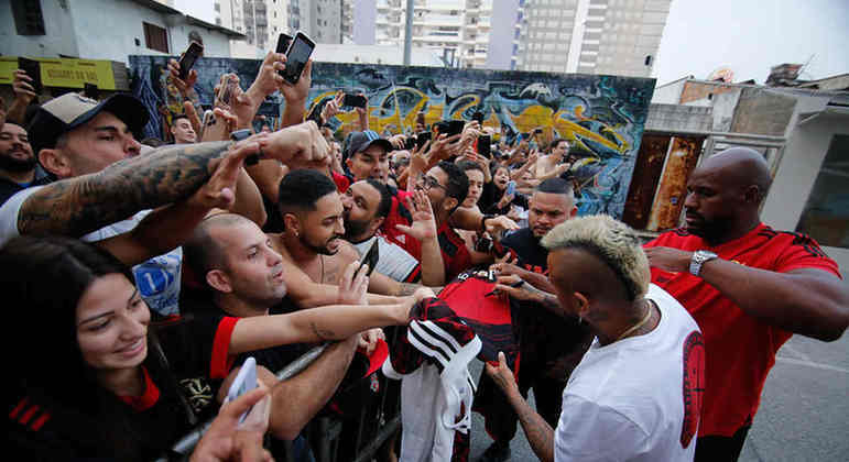 Relacionado pela primeira vez desde que chegou ao Flamengo, Arturo Vidal foi o centro das atenções. O volante se impressionou com a festa e tentou retribuir atendendo pedidos de autógrafos e fotos.