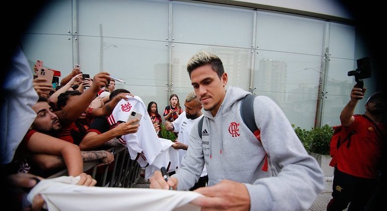 Em grande fase dentro de campo, Pedro foi outro que atendeu aos fãs.