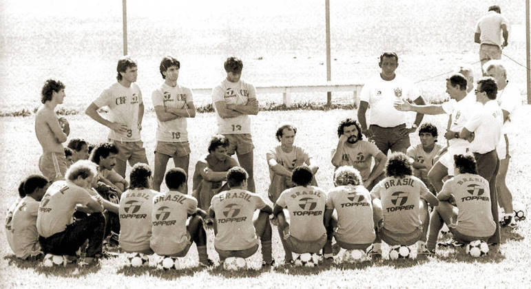 Telê comanda o elenco da seleção de 1986