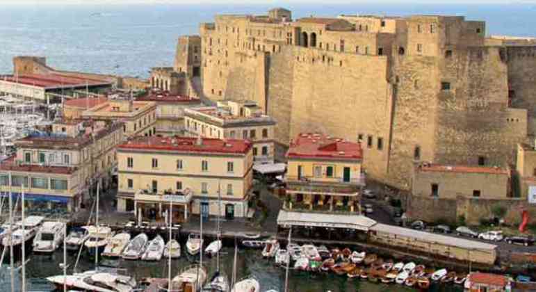 A pizzaria Cirò, encostada no Castel dell'Ovo