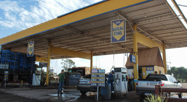 Criminosos empurraram carro até posto de combustíveis - (Foto: Luciano Muta)