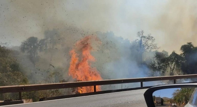 Carreta pegou fogo após o acidente (Foto: Reprodução/Edição MS)