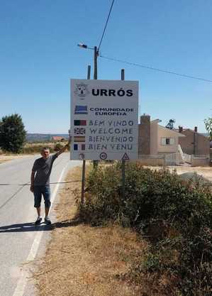 Dionísio Marcos na cidade portuguesa de Urros, onde seus parentes nasceram