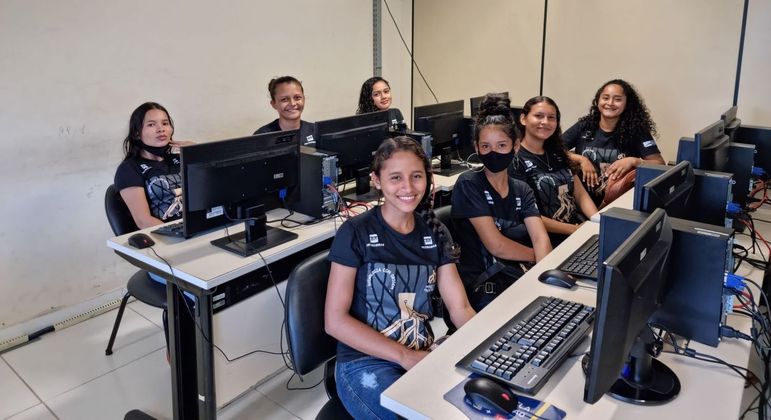 Participantes do projeto Ciência é Praia das Meninas