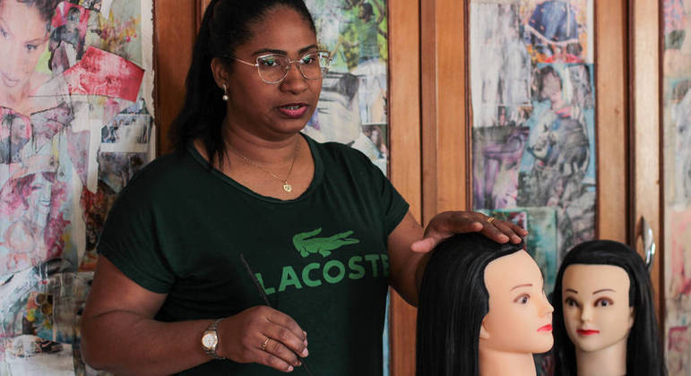 Alexsandra Barbosa, a Ale como é chamada, explicou que a técnica braids são tranças com extensões com fios sintéticos. - Foto: Luciano Muta