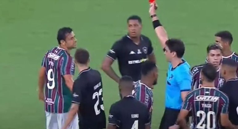 Fred também protagonizou discussões em campo no Carioca de 2022. Na semifinal, contra o Botafogo, o camisa 9 entrou no jogo durante o segundo tempo e foi expulso 11 minutos depois. Por causa da confusão generalizada em campo após o cartão vermelho, o árbitro encerrou a partida, que classificou o Tricolor para a final. 