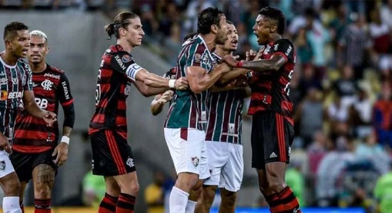 Depois de ser suspenso no jogo de ida contra o Flamengo, pela final do Carioca, Fred protagonizou outro episódio polêmico. Após uma falta marcada para o rival, o camisa 9 descontou a indignação em Everton Ribeiro. Na sequência, Bruno Henrique discutiu com o ídolo e os jogadores quase brigaram em campo, mas acabaram sendo expulsos. 