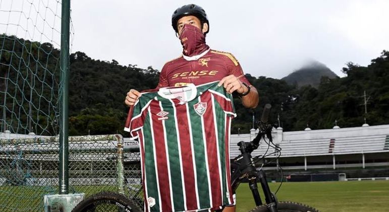 CHEGADA DE BICICLETA: Após quatro anos fora, em junho de 2020, Fred voltou ao Tricolor e em grande estilo. De bicicleta, o atacante foi até as Laranjeiras para assinar contrato até 21 de julho de 2022, data do aniversário do Fluminense.