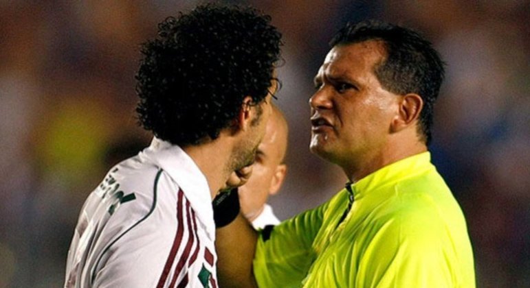 VICE NA SULA: Naquele mesmo 2009, o Flu foi à final da Copa Sul-Americana contra a LDU (EQU). No primeiro jogo, goleada para os equatorianos. No segundo, o Tricolor estava bem, Fred fez um gol, mas foi expulso, prejudicando a equipe que terminaria como vice-campeã, apesar da vitória no Maracanã.