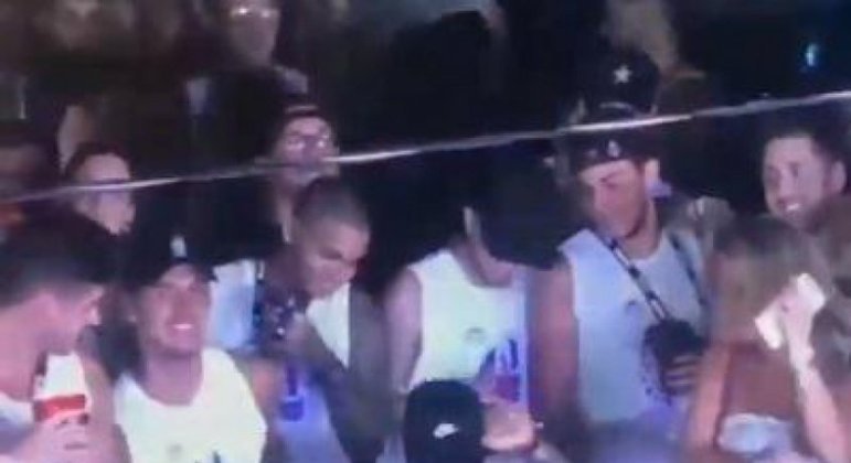 Enquanto tratava de uma lesão no pé e estava afastado dos gramados, Neymar não deixou de frequentar o Carnaval baiano. Ele sofreu com essa lesão no quinto metatarso do pé direito, com melhoras e pioras, e mesmo assim foi ao desfile de Carnaval em 2019