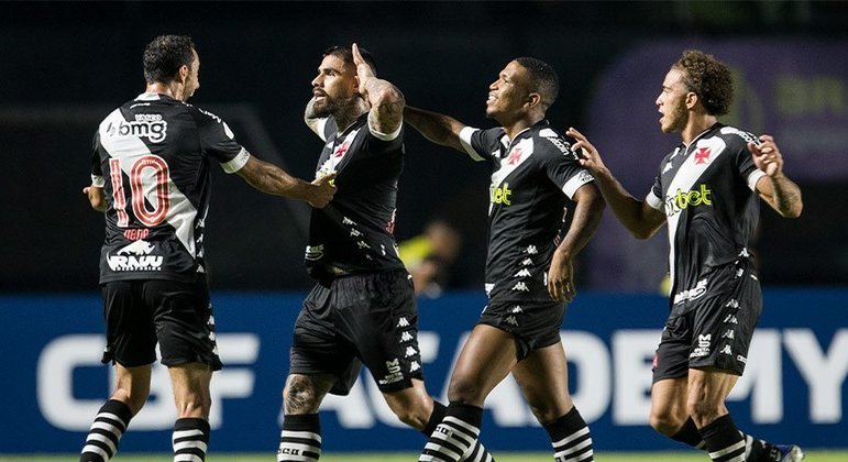 14ª rodada - Vasco 3 x 0 Operário - Quem vê o resultado final, acha que o Vasco foi dominante. Mas o placar engana. O Gigante da Colina fez uma partida muito aquém e achou três gols no final do jogo.