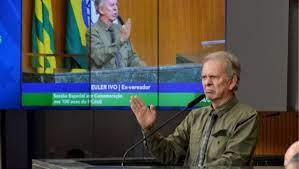 Candidato Euler Ivo vestindo uma camisa social e realizando um discurso