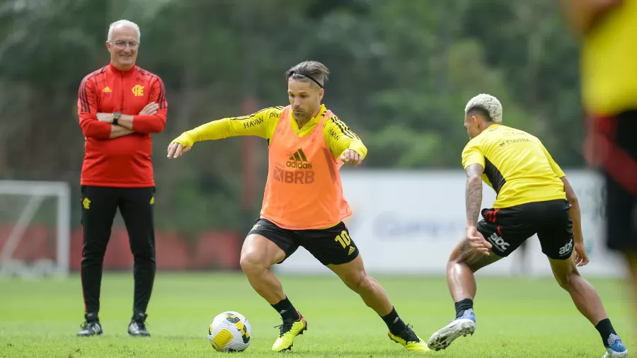 Técnico do Flamego ao fundo e atletas do flamengo treinando