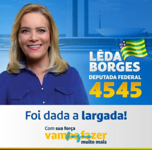 candidata  lêda borges vestindo uma blusa azul e sorrindo para a foto