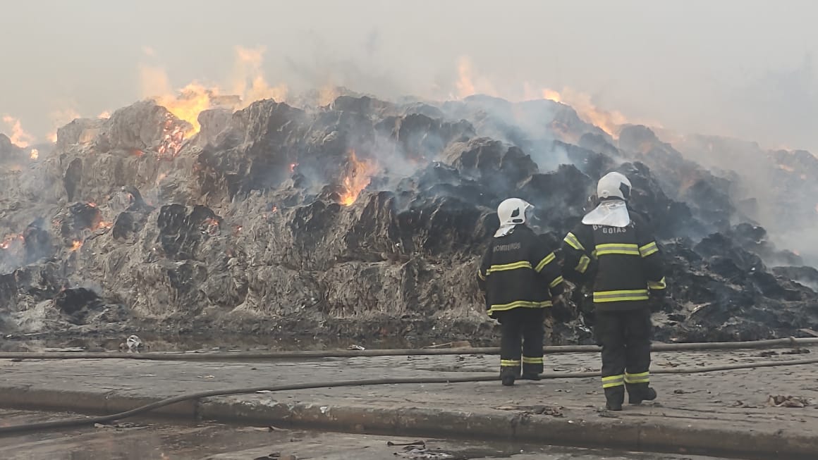 bombeiros em combate ao incêndio, com suas vestimentas apropriadas para ocasião.